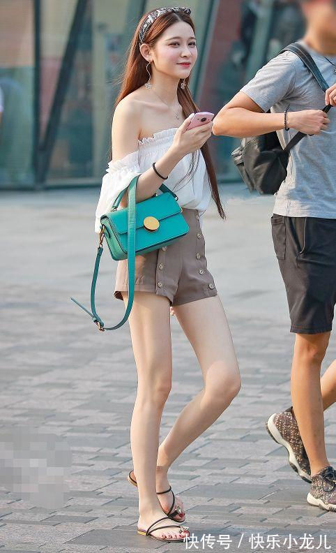 高跟鞋 小姐姐搭配一件白色的落肩上衣,看上去时尚又可爱