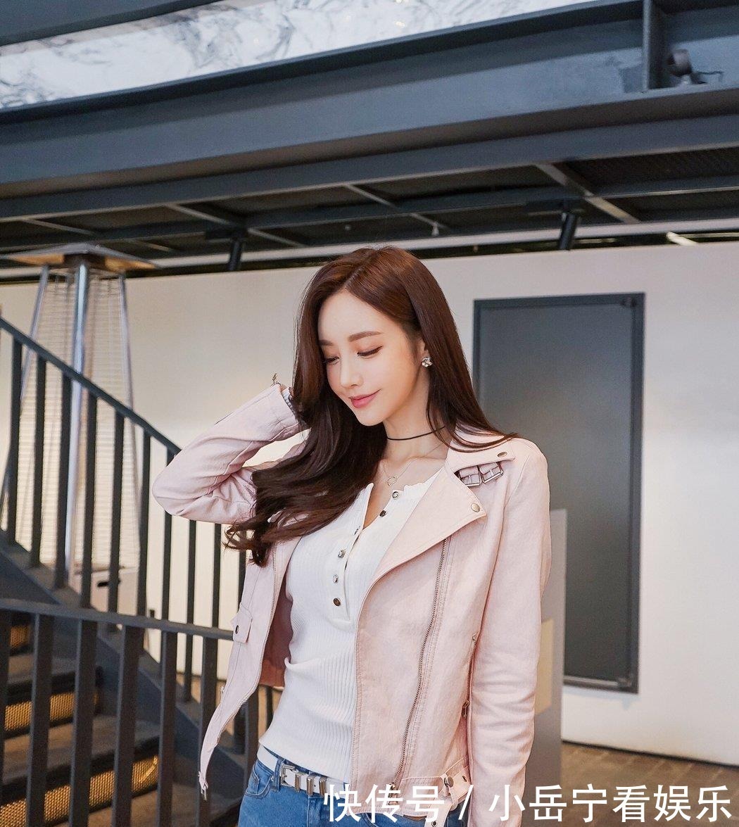 超美珠珠:休闲小憩暇白螺纹开领打底衫!