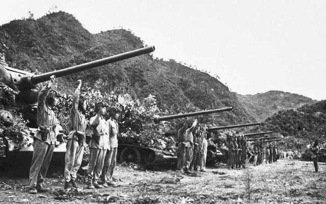 彭德怀|抗美援朝第一仗,彭德怀抢过电话:吃上肉包子没有?邓岳:吃撑了