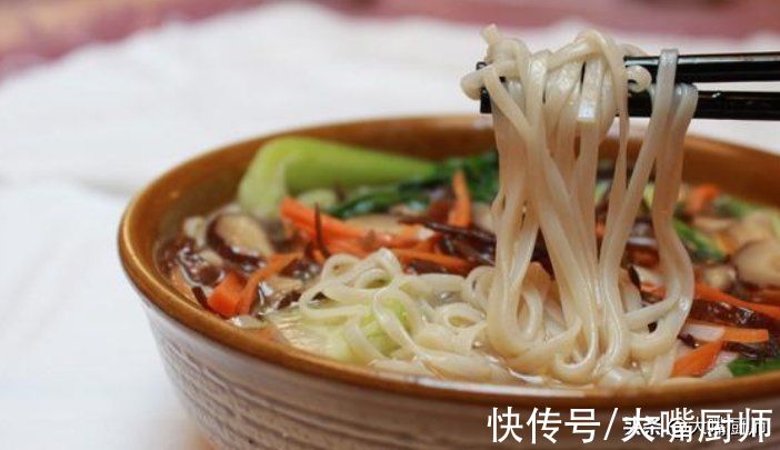 无论煮啥面条,不要开水下锅,牢记3点,面条爽滑筋道,不粘不坨