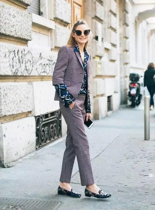 最近火了一种穿法：直筒裤＋乐福鞋，舒适百搭又时髦，春天穿正好