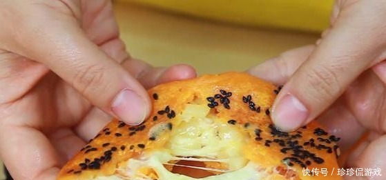 用红薯来烙个红薯芝士饼,外酥里嫩,一口下去满满的芝士流出来