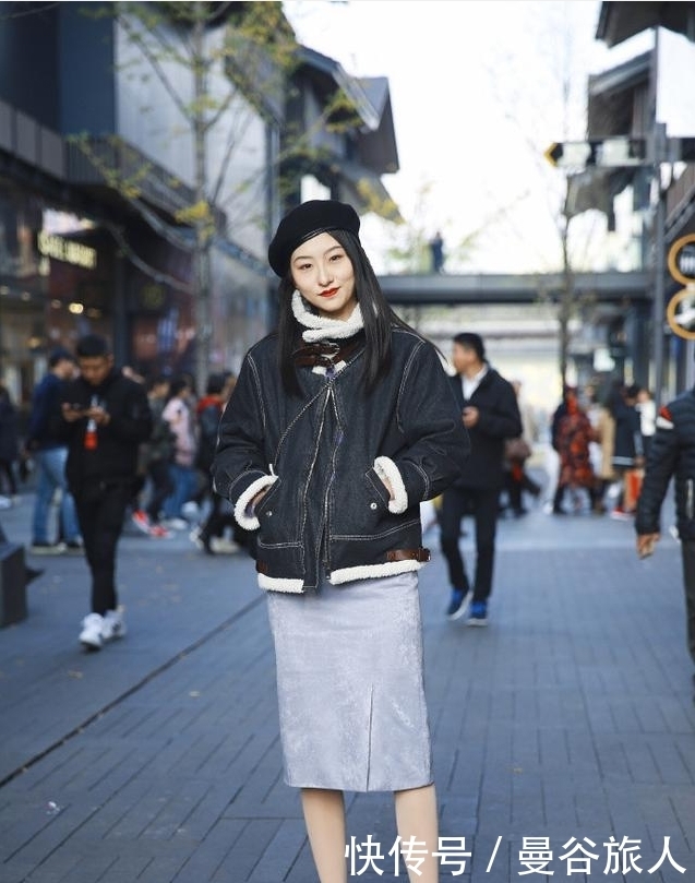 卫衣|街拍:黑色卫衣+豹纹短裙,小姐姐太会搭配了,即时尚又性感