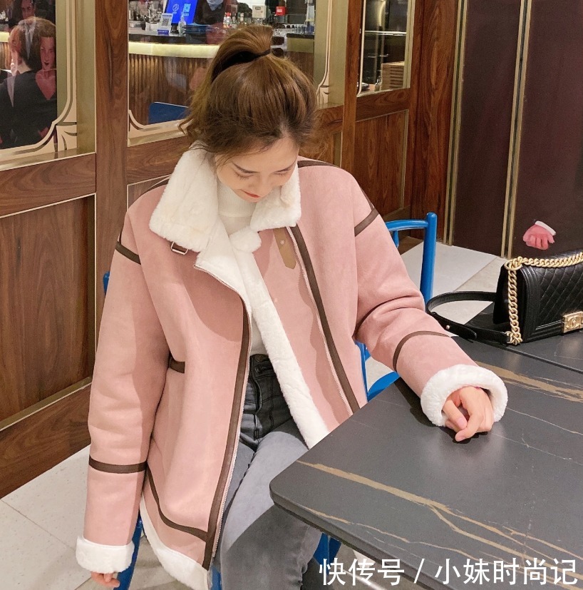 粉棕色羊羔外套搭配黑色长筒靴, 气质甜酷风!