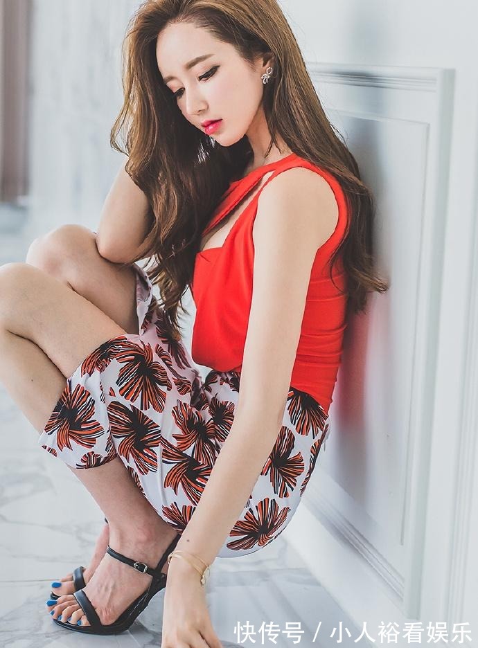 衣服|听说红色的衣服能带来好运,和半身裙搭配太合适了