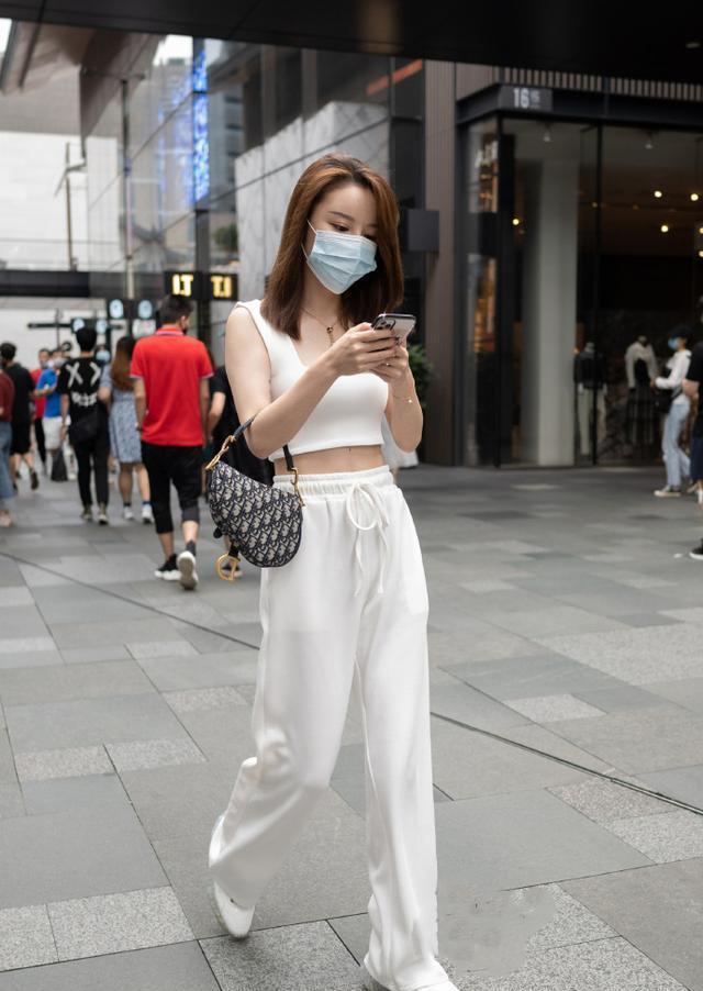 美女|美女姐姐金色半身裙，搭配白衬衫，让你的美换发光彩