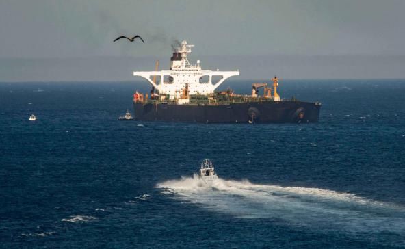 失败|美军拦截伊油轮再次失败，俄罗斯两艘军舰护航，侦察机只能干瞪眼