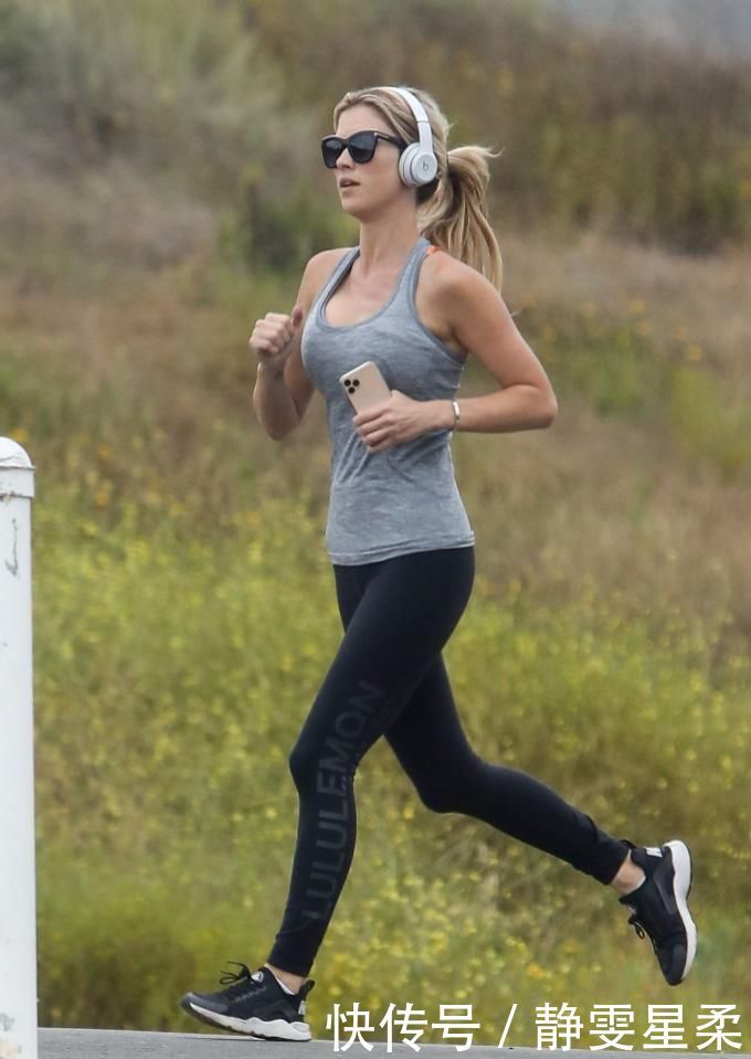 克里斯蒂娜·安斯蒂德穿背心紧身裤跑步,步履优雅,健美阳光