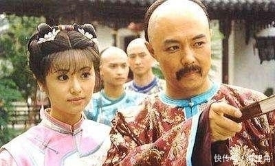 铜钱|乾隆出题三枚铜钱贺喜,嫌少勿收,收则爱财,七岁小孩对出下联