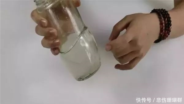 杯子的底部不好清洁,教你一招不用刷,杯子洁净如新!