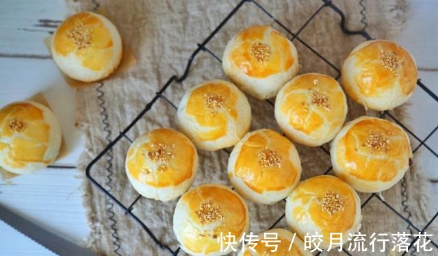 紫薯蛋黄酥|紫薯蛋黄酥的简单做法,香酥可口,营养美味!
