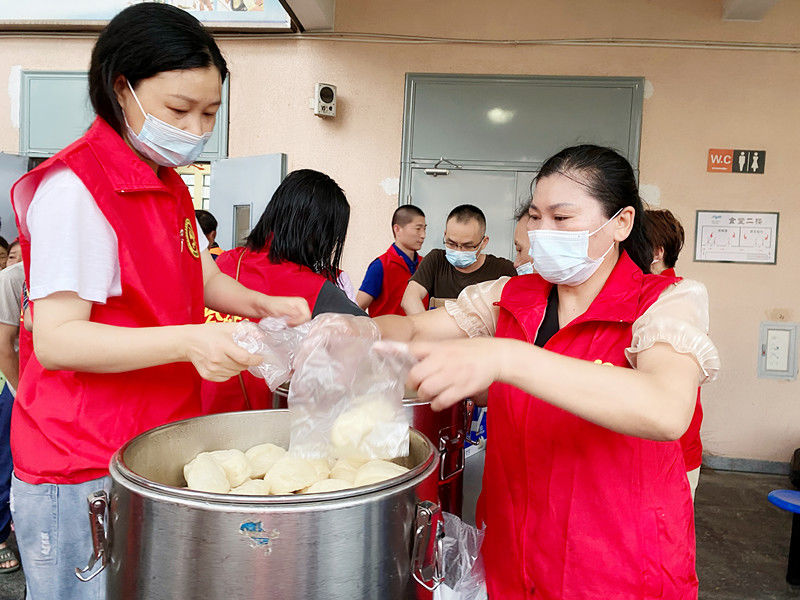 “浙江好人”黄小琴的900个爱心馒头送到避灾点|台风来袭 | 龙师傅