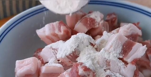 我家五花肉从不红烧,加一块豆腐,不加油不加水,上桌瞬间被扫光