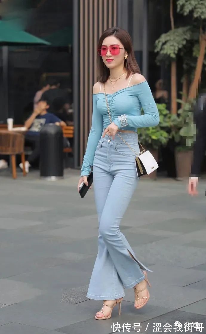 T恤|一字肩T恤搭配喇叭裤,美得就像一幅油画