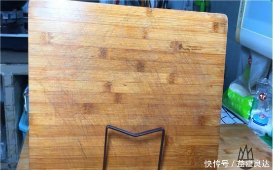 菜板脏了，万万不可用洗洁精洗，教你一招，立马干净如新还不发霉
