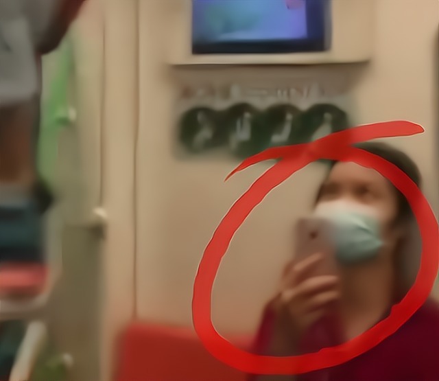 真丑|地铁一年轻母子被偷拍,看到孩子的行为,网友:没教养的样子真丑