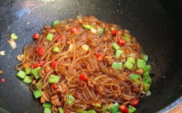 炒粉条,焯水后下锅炒就错了!多做一步,爽滑分明,不糊锅不粘连