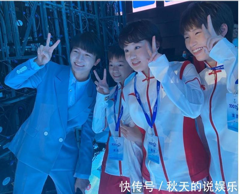 全紅嬋第一次現(xiàn)場唱歌!跳到體重300斤的李雯雯背上,大家笑場了