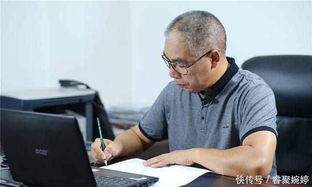 抖音|公司老板带员工跨界玩抖音,大笑称达到了人生的巅峰