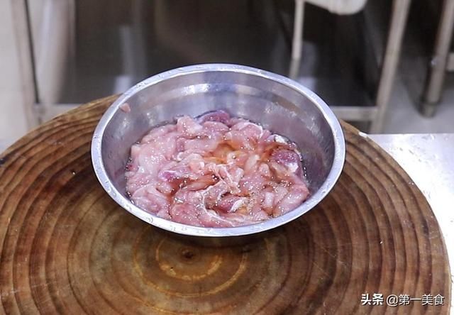 香菇肉片|饭店的香菇肉片为啥好吃，原来腌制是关键，厨师长教你正确做法