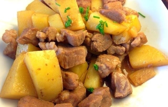 吃起来|教你土豆烧肉的家常做法,简单方便,又解馋,孩子隔三差五吵着要