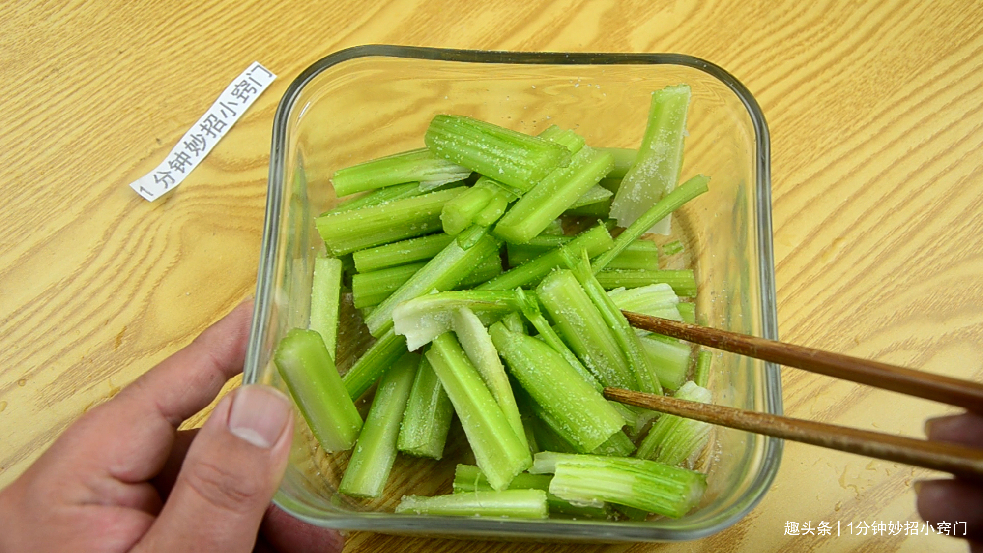 根部|芹菜有人焯水,有人直接下锅炒,都不对,教你正确做法