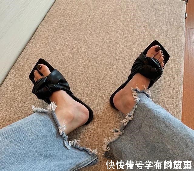 脚型 是时候穿凉鞋了!今年流行这几款,清凉显脚小!