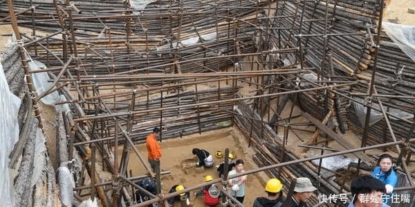 中蒙历时3年合作发掘神秘大墓：人骨趴在棺椁上，谷物垫在棺材里