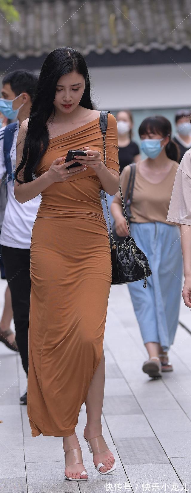 百搭 时髦百搭的连衣裙穿搭上身很自然,利落穿搭秀S型身材,甜美温婉