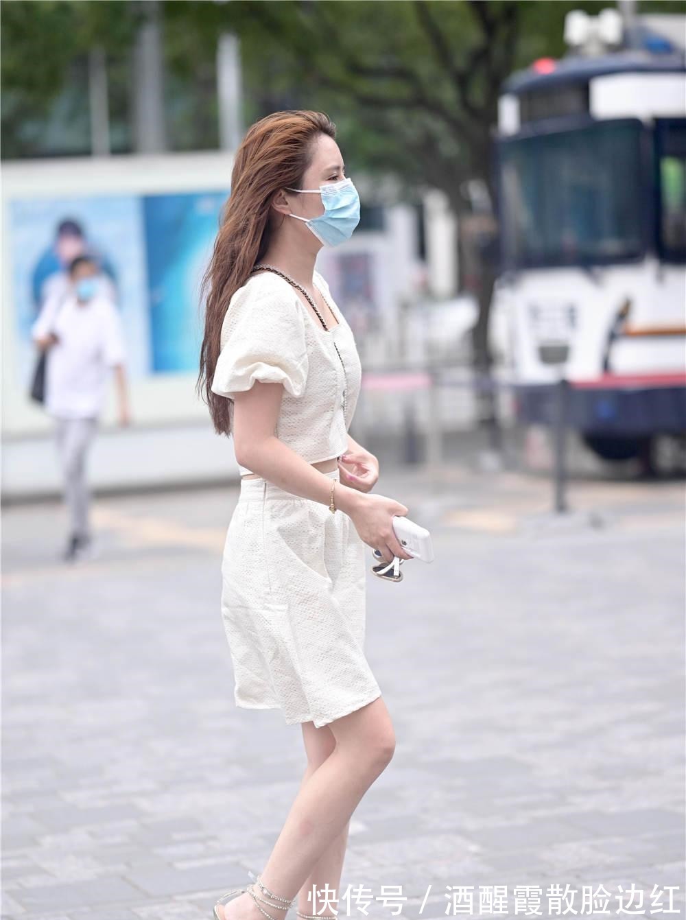 半袖 很多美女都喜欢细跟凉鞋,现在还可以搭配凉鞋,错过了要等一年