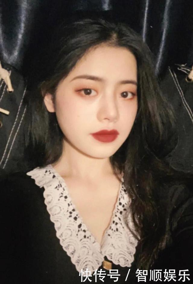 “港风色”更适合黄皮,素颜涂都很显白,关键是气质拿捏到位!