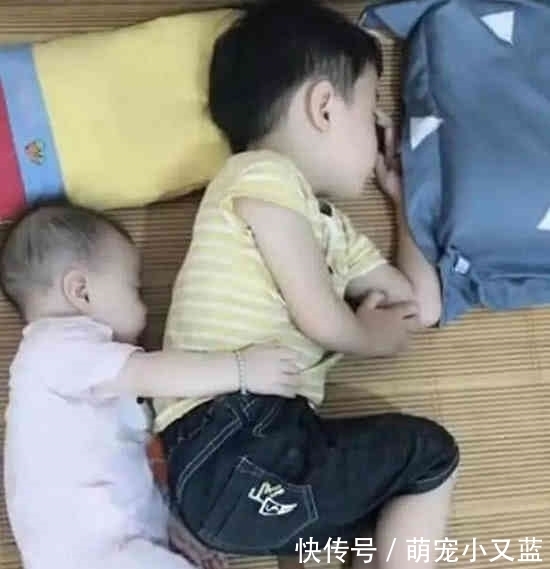 广东|广东哥哥和妹妹在睡觉, 妈妈掀开被子, 看到的画面好暖心, 二胎生对了