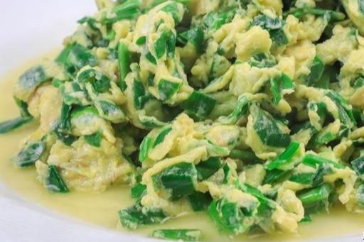 正宗的韭菜炒鸡蛋做法，鸡蛋滑嫩，韭菜翠绿不出水，越吃越香