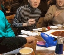 |搞笑GIF:谁被咬谁埋单我能一个人按到只剩最后一颗