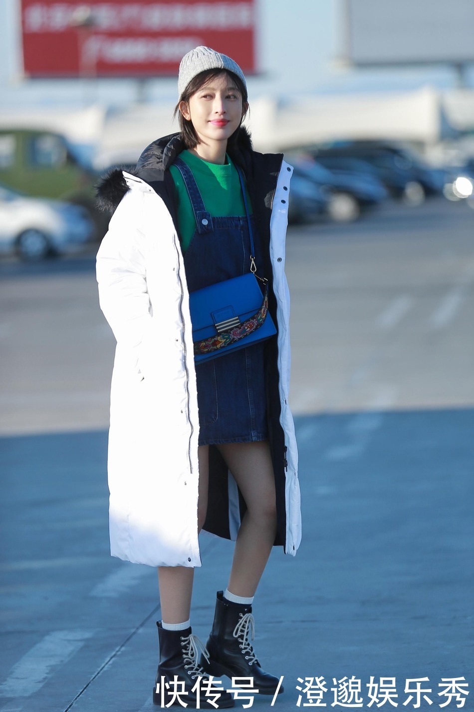 张萌真会穿,白色长款羽绒服搭配百褶裙优雅大气,女人味十足