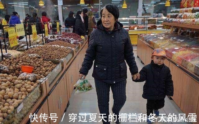 笑料|奶奶带孙子吃酒席,结束后成全村笑料,隔代育儿的这些痛谁知道