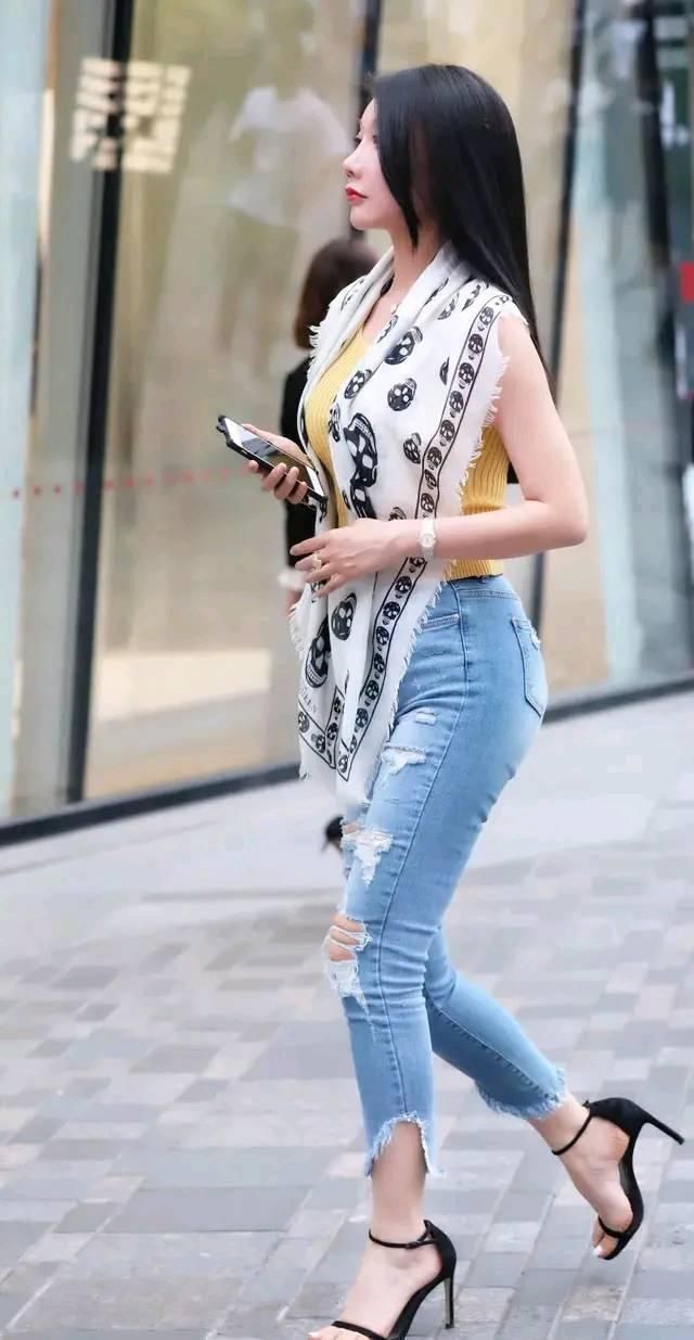 气质美女,穿搭破洞牛仔裤,美的出众又拉风