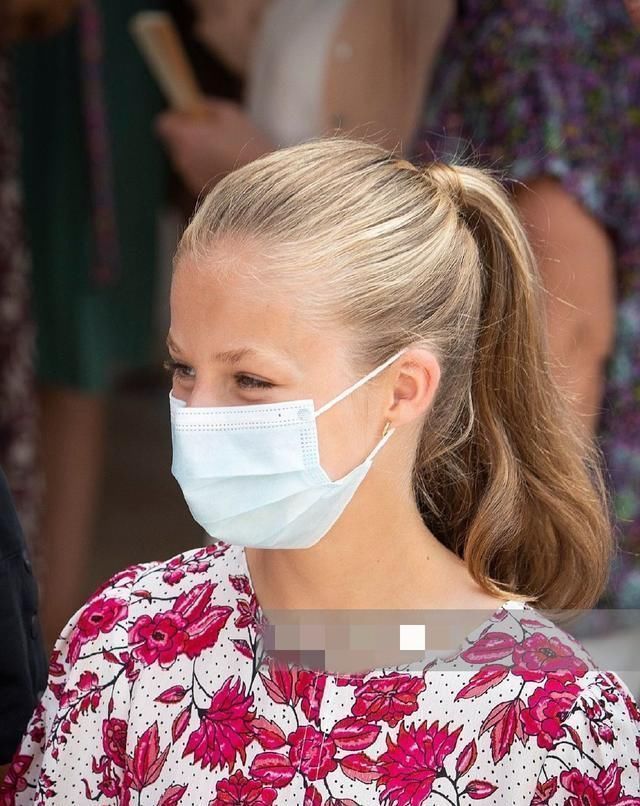 西班牙|西班牙公主罕见扎马尾花裙挖个洞显成熟,确定不是拿王后的穿