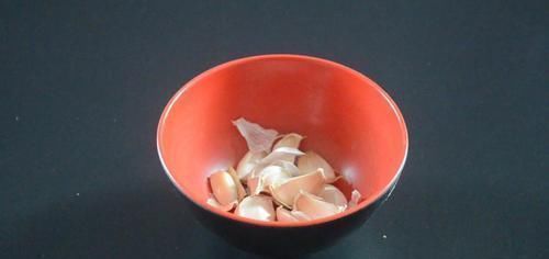 蒜皮|剥大蒜别再用刀拍了,只需借助它,快速又不伤手,方法太棒了