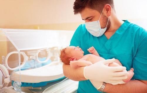 宝宝|新生儿出生后要经历什么?这几件事一样都不能少,网友:还挺忙的