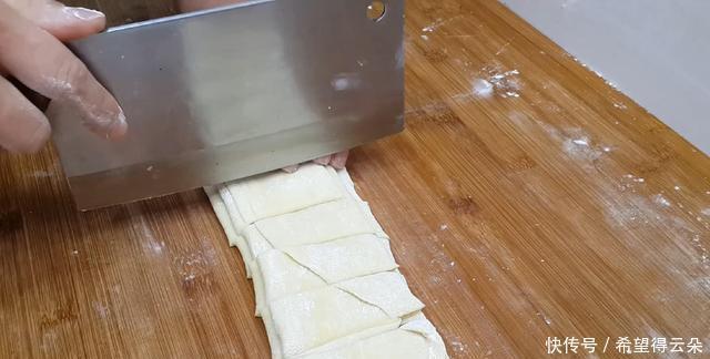 小零食|面粉这样做太神奇了,加3个鸡蛋,个个焦脆香甜,一口一个真过瘾