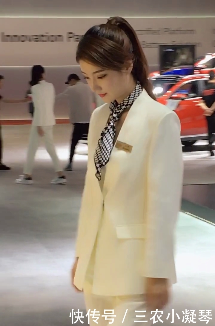职业装|卖车的高冷美女,穿上职业装,干练又不失优雅