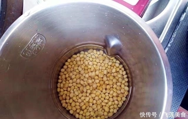 黄豆|别再买豆腐脑了，一把豆子，三个鸡蛋，教你在家做豆腐脑，特好吃