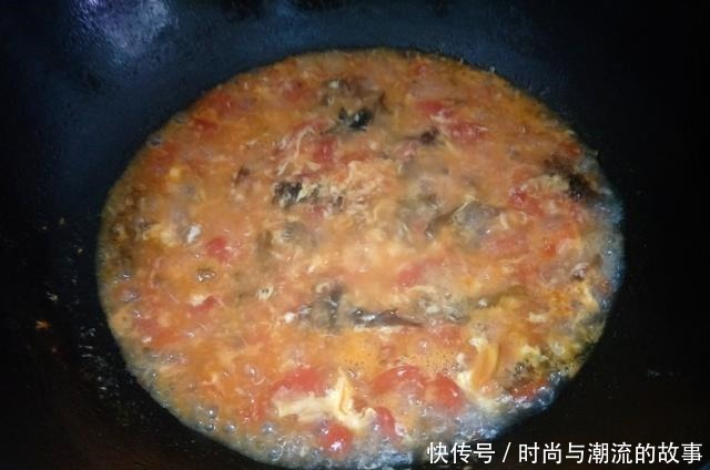 西红柿鸡蛋汤,处理好1个小细节,汤汁浓郁,味道更香
