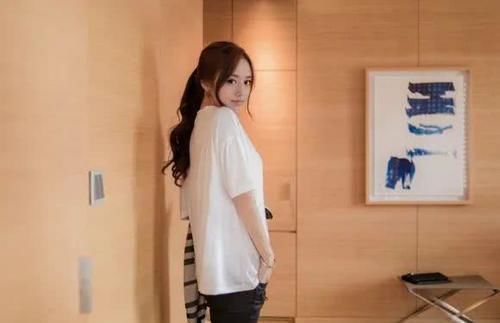 曲线|美女穿搭:光丝纯白中袖上衣,曲线身材挡不住,慢慢欣赏