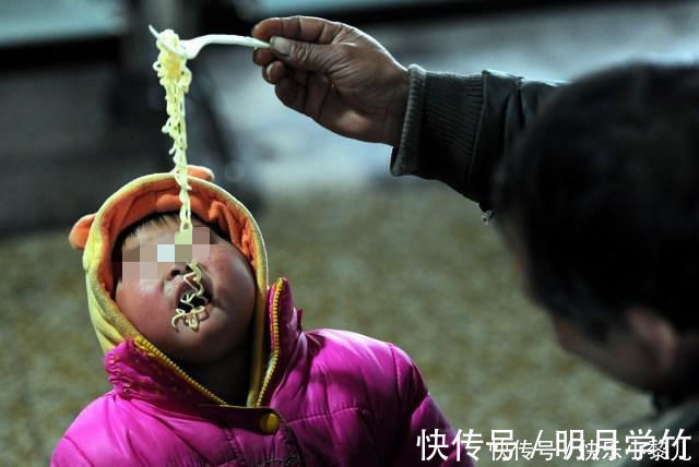 医生|孩子2岁能吃“大人饭”吗？医生：低于这个年龄，再馋也别喂