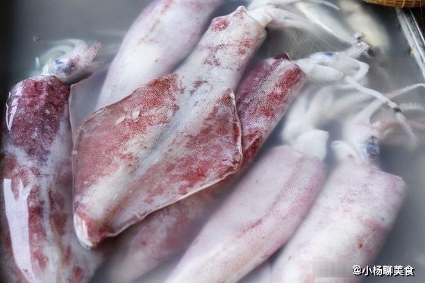 炒鱿鱼的时候，别再直接下锅了，只需一招，既提鲜又去腥