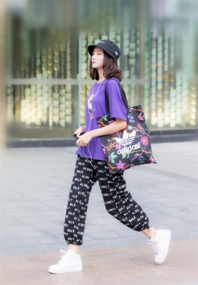 路人街拍青春时尚的小姐姐,街头彰显个性的穿搭,美得不像话!