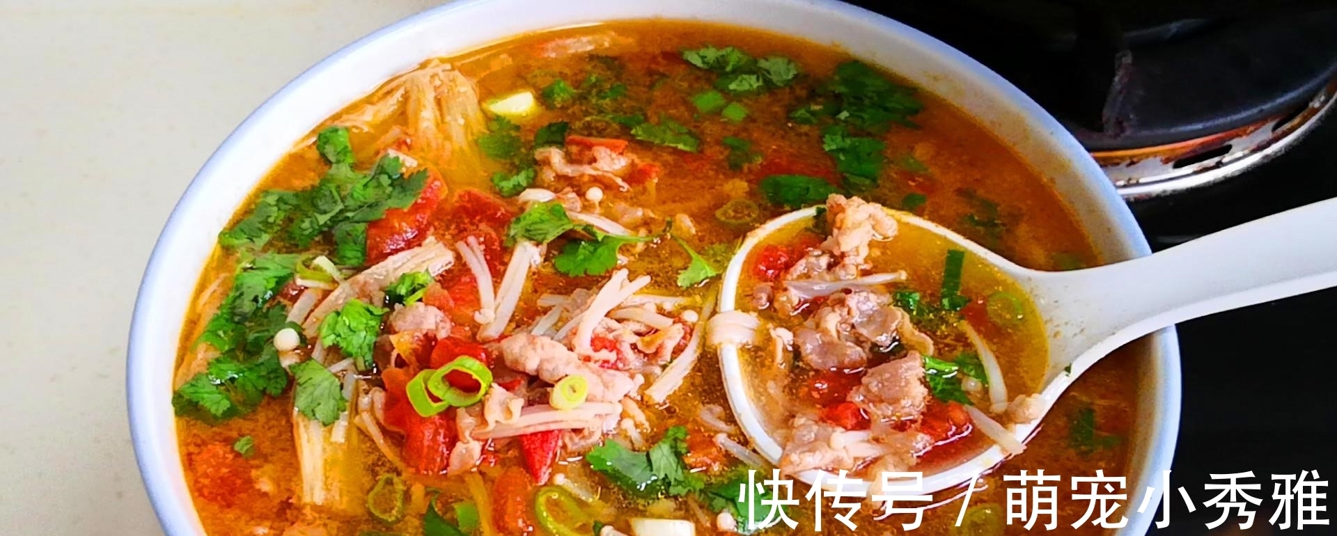 炖羊肉时，记住“一不要二不放”，羊肉不腥不膻也不柴，羊汤鲜美