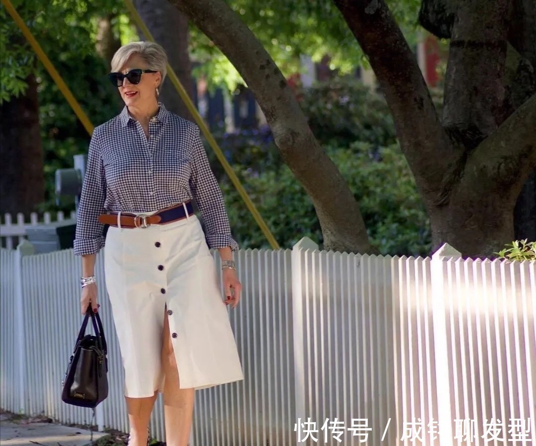 老年人|论穿搭就服这位62岁的奶奶，越老越有魅力，行走中的穿搭教科书